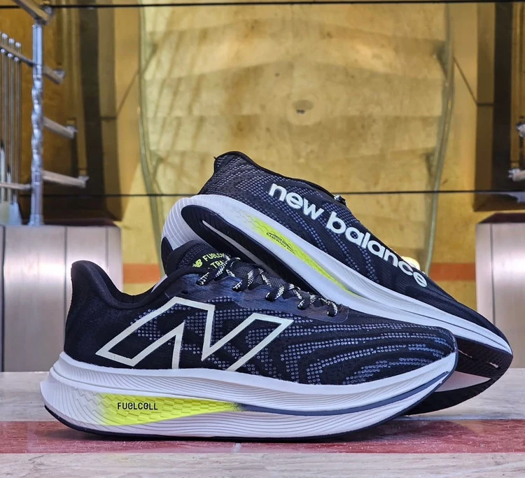 کتونی رانینگ اسپرت نیوبالانس سوپر کامپ ترینر وی 2مشکی زرد سایز ۴۰ تا ۴۵ Newbalance Fuelcell Super Comp 2
