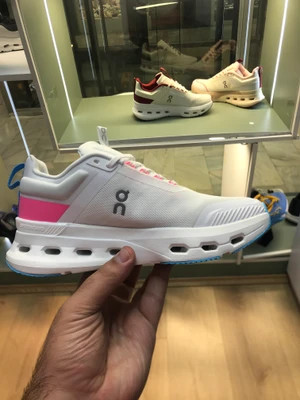 کتونی آن رانینگ کلود سرفر سفید صورتی آبی سایز 37 تا 40 ON RUNNING CLOUD