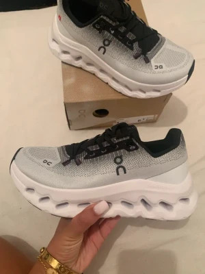 کتونی آن رانینگ کلود تیلت رنگ شیری طوسی مشکی سایز 39 تا 44 ON RUNNING CLOUD TILT GREY BLACK