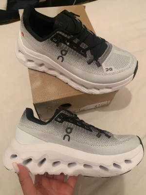 کتونی آن رانینگ کلود تیلت رنگ شیری طوسی مشکی سایز 39 تا 44 ON RUNNING CLOUD TILT GREY BLACK