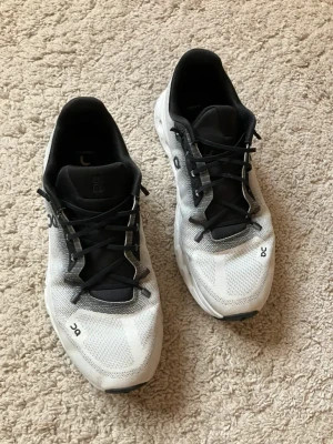 کتونی آن رانینگ کلود تیلت رنگ شیری طوسی مشکی سایز 39 تا 44 ON RUNNING CLOUD TILT GREY BLACK