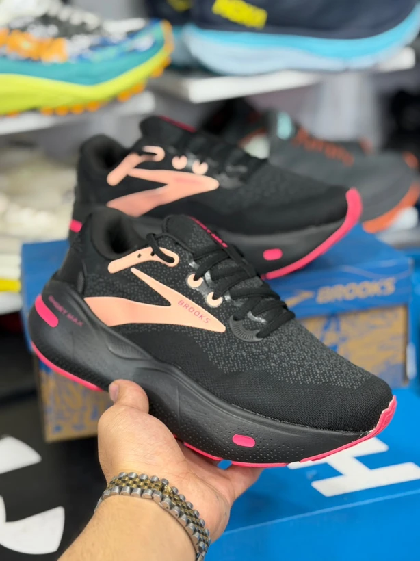 کتونی رانینگ بروکس گاست مکس سایز 36 تا 45مشکی نارنجی سرخابی  BROOKS GHOST MAX