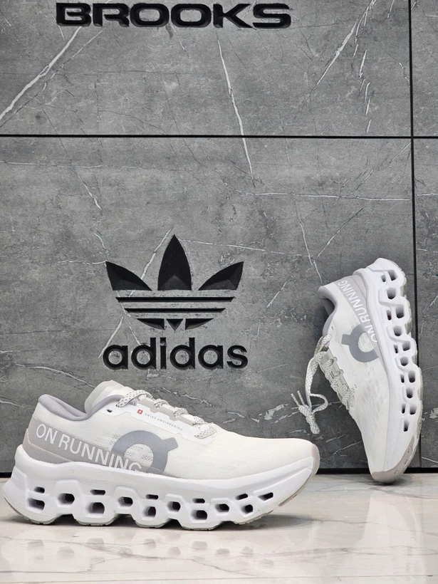 کتونی آن رانینگ (کیوسی) کلود مانستر سفید نقره ای سایز 40 تا 45 ON RUNNING CLOUD MONSTER
